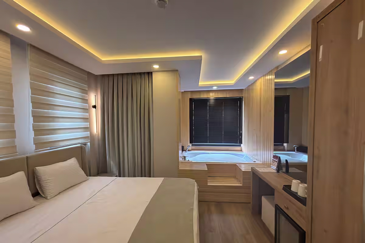 Jakuzili İki Kişilik Oda - Antalya Jakuzili Otel Odası